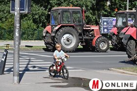 Gazdatüntetés a tartományi kormány épületénél