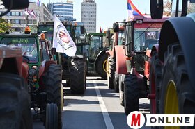 Gazdatüntetés a tartományi kormány épületénél