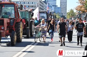 Gazdatüntetés a tartományi kormány épületénél