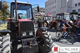 Gazdatüntetés a tartományi kormány épületénél