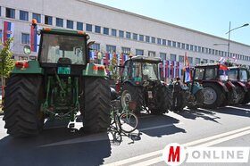 Gazdatüntetés a tartományi kormány épületénél