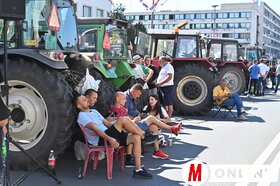 Gazdatüntetés a tartományi kormány épületénél