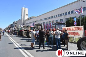 Gazdatüntetés a tartományi kormány épületénél