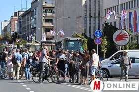 Gazdatüntetés a tartományi kormány épületénél