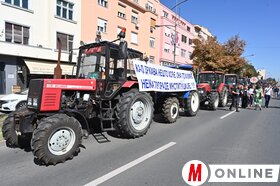 Gazdatüntetés a tartományi kormány épületénél