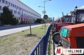 Gazdatüntetés a tartományi kormány épületénél