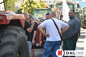 Gazdatüntetés a tartományi kormány épületénél