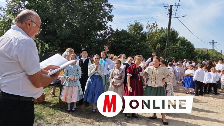 A szüreti felvonulás egyik megállóhelyén, a kerekeskútnál (Fotó: Tóth Péter felvétele)