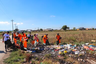A tisztaság szeptember 15-i világnapja alkalmából az önkormányzat támogatásával környezetvédelmi akciót tartottak a Banglades nevű városrészben (Fotó: novisad.rs)