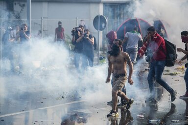 Tíz évvel ezelőtt, szeptember 16-án a horgos–röszkei határátkelőhelynél erőszakkal próbáltak áttörni a migránsok (Fotó: MTI)