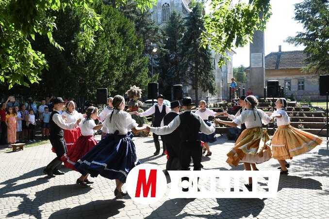 A hajdújárási néptáncosok sárközi táncokat mutattak be (Fotó: Paraczky László)