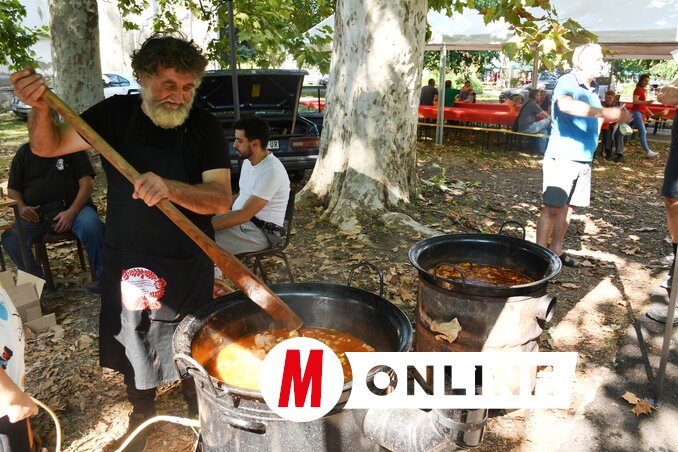 A vendégek számára három nagy üstben főtt a sertéspaprikás (Fotó: Paraczky László)