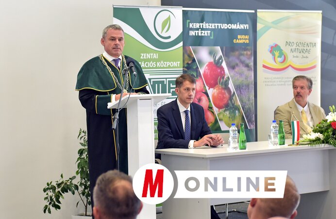 Prof. dr Čaba Đurica istakao je važnost prekograničnih studijskih programa / fotografija Arpada Gergelja