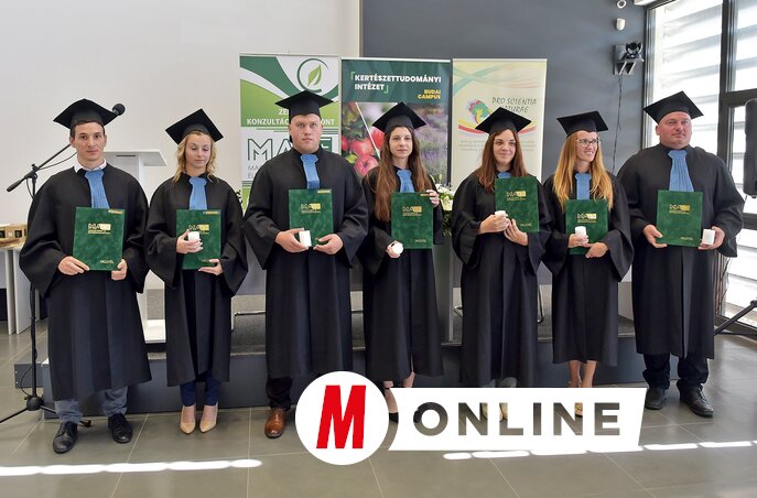 Upravo diplomirani studenti / fotografija Arpada Gergelja