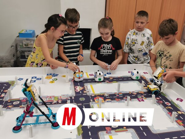 A programozás világával, mikroelektronikai eszközökkel és robotikával ismerkedtek meg az
érdeklődők (Fotó: Herczeg Elizabetta felvétele)