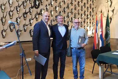 Milan Dozet és Tóth Zoltán a mezőgazdasági titkárság nevében nyújtotta át a támogatási szerződéseket a vadászegyesületek képviselőinek ( A tartományi kormány felvétele)