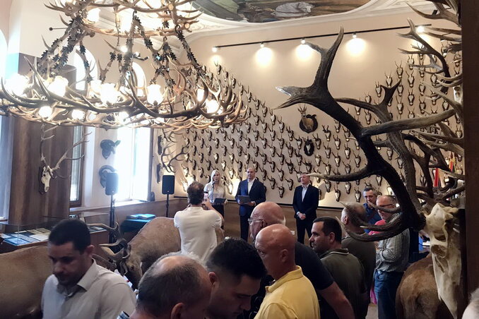 A Vajdasági Vadászszövetség trófeákkal teli épületében adták át a támogatási szerződéseket (Fotó: vojvodina.gov.rs) A Vajdasági Vadászszövetség trófeákkal teli épületében adták át a támogatási szerződéseket (Fotó: vojvodina.gov.rs)