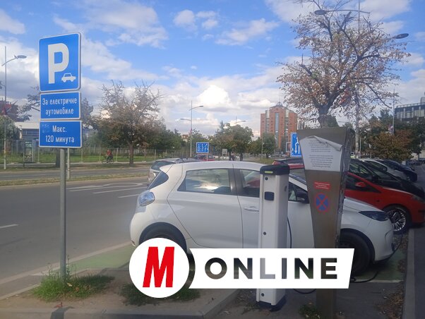 Újvidéken az első, szabadtéri töltőpontot az egyik kereskedelmi bank épülete előtt, a Limán városrészben létesítették 2017-ben, azóta több bevásárlóközpont parkolóhelyein is építettek ilyeneket. Az e-autózás tömeges térhódítása azonban elmaradt