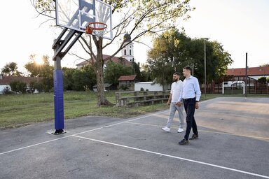 A felújított sportpályán állították fel a Gyöngyösbokréta színpadát