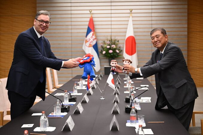 Országaikat jelképező kabalaajándékkal lepte meg beszélgetőpartnerét Aleksandar Vučić és Isiba Sigeru (Fotó: Facebook)