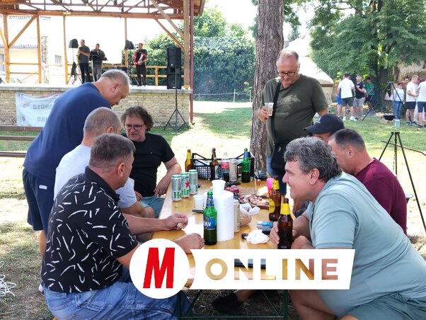 Régi barátok, ismerősök találkozóhelye volt a nyári színpad előtti tér (Tóth Péter felvétele)