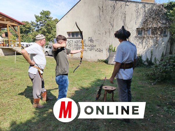 A bajsai hagyományőrzők felügyeletével az íjászatot is ki lehetett próbálni (Tóth Péter felvétele)