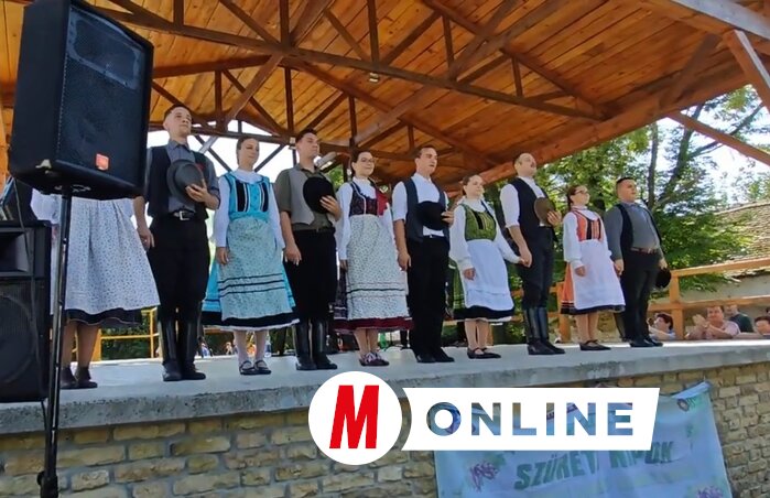 A legfiatalabb néptáncosok a nyári színpadon (Tóth Péter felvétele)