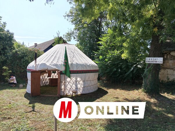 Az egykor őseink lakhelyéül szolgáló jurta korhű másolatát a nyári színpad mögötti téren állították fel (Tóth Péter felvétele)