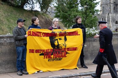 Windsori tüntetők, akik legszívesebben a hágai törvényszék elé állítanák Donald Trump amerikai elnököt (Fotó: leftfootforward.org)