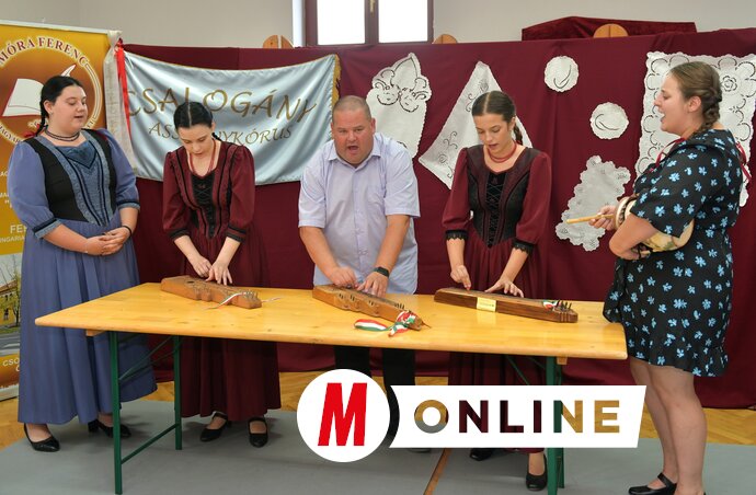 Mihók Attila, a citera mestere és kísérete (Gergely József felvétele)