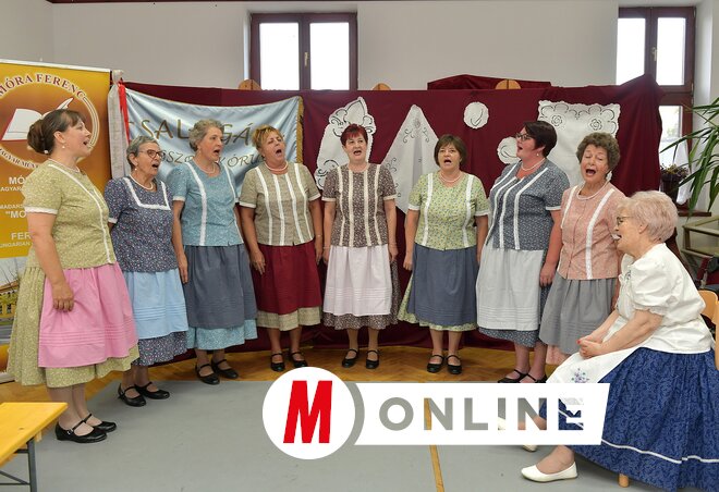 A zentai Pöndöly asszonykórus (Gergely József felvétele)