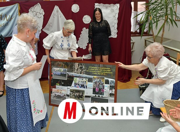 A Rákóczi férfikórus ajándéka, emlékképek a közös fellépésekről (Gergely József felvétele)