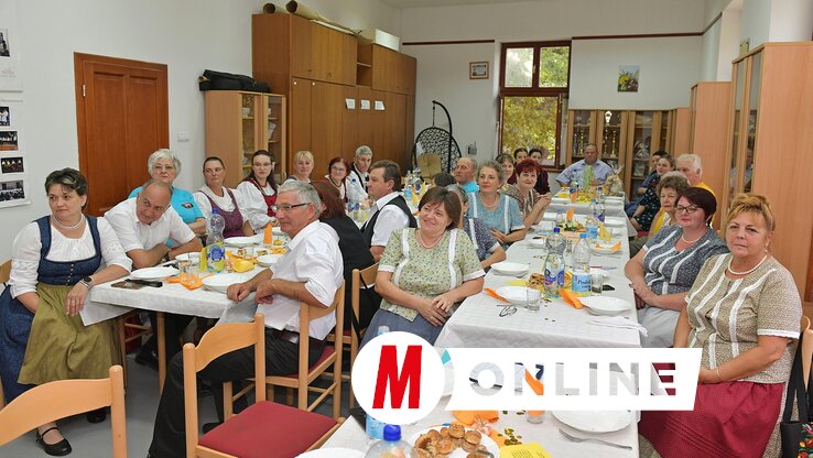 Vendégcsoportokkal egy asztalnál (Gergely József felvétele)