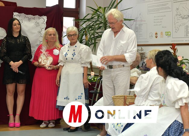 Kónya Sándor köszönti a kórust (Gergely József felvétele)