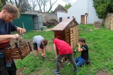 Gyerekek bevonásával folyik a munka a női fórum kertjében (Fotó: Greenhead KE)