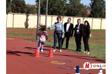 A tartományi oktatási titkárt és munkatársát a központ igazgatója vezette körbe (Vidács Hajnalka felvétele)