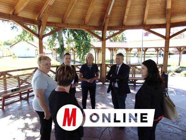 Ótott Róbert tartományi oktatási titkár Mackó Zsuzsanna altitkárral az első benyomásokról érdeklődött a bocsári Hertelendy–Bajić Kreatív Központ pedagógusainál és a gyermekek kísérőinél. A vendégeket Kismárton Ottó igazgató vezette körbe (Vidács Hajnalka felvétele)