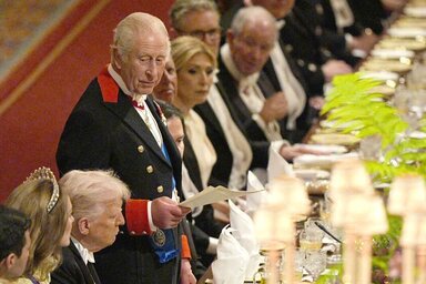 III. Károly brit uralkodó beszédet mond az amerikai elnöki házaspár, Donald Trump és Melania tiszteletére adott díszvacsorán (Fotó: WPA POOL)