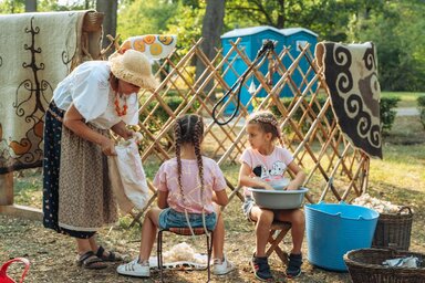 Nagy Abonyi Ágnes vezetésével szorgoskodtak a gyerekek (Herédi Krisztián felvétele)