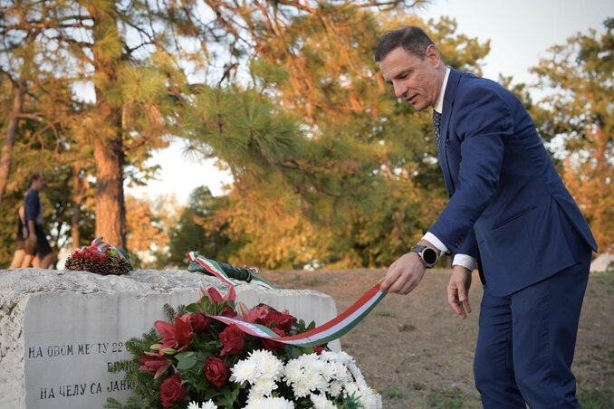 Tuzson Bence Facebook-oldala