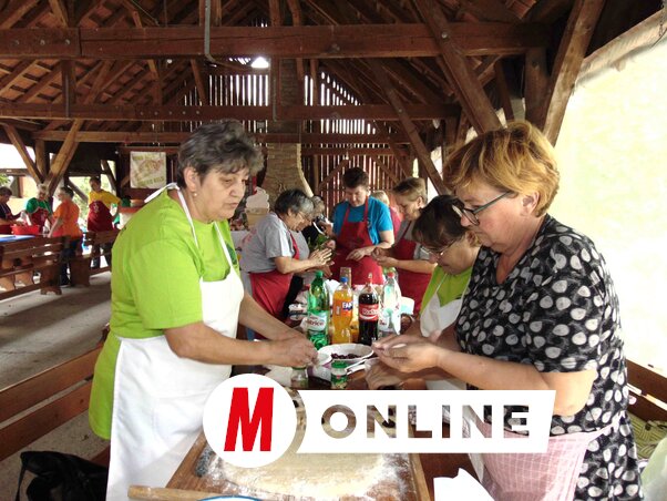 Dolgoztak a szorgos kezek (Fotó: Vidács Hajnalka)