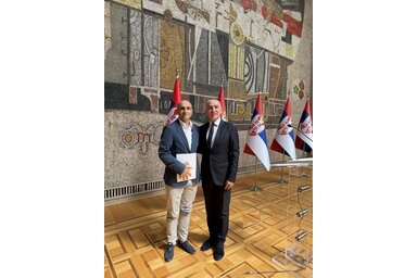 Goran Strajnić (balról), az óbecsei Labud Pejović Iskoláskor Előtti Intézmény megbízott igazgatója is jelen volt a szerződés aláírásakor (Fotó: Óbecse község oldala/Facebook)