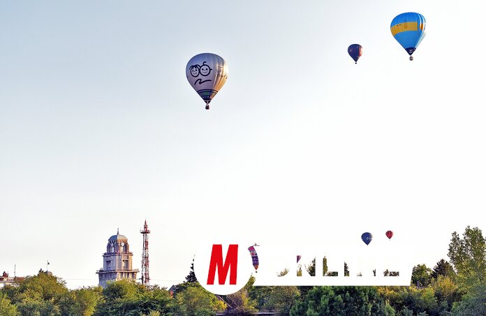Gyönyörű látványt nyújtottak pénteken délután az ég felé repülő ballonok (Gergely Árpád felvétele)