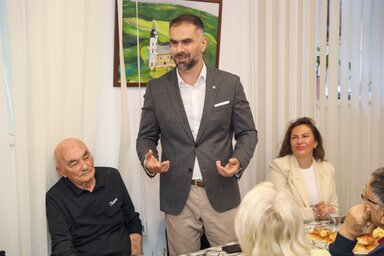 A polgármester gratulált a szépen berendezett, új helyiségekhez (Fotó: novisad.rs)