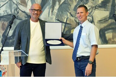 A Vajdasági Asztalitenisz-szövetség elnöke, Milan Stanić emlékplakettel jutalmazta a Zenta Asztaliteniszklubot a sokéves, eredményes munkáért  (Gergely Árpád felvétele)