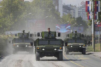 A díszszemlén  több mint 10.000 résztvevő mutatott be mintegy 2500 fegyver- és katonai felszerelési egységet, több mint 600 járművet, 70 repülőeszközt és 20 vízi járművet (Fotó: Beta)