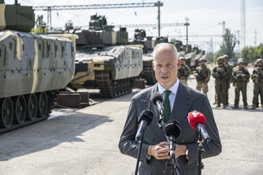 A magyar honvédelmi miniszter hangsúlyozta, Magyarország nemzeti érdeke a Nyugat-Balkán békéje és stabilitása, amelynek egyik kulcsszereplője Szerbia (Fotó: MTI)