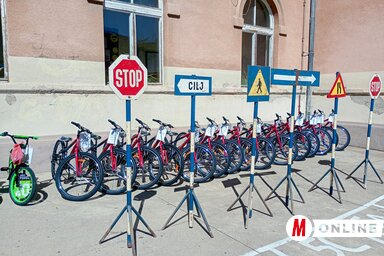 Az iskolaudvarban előadás, elsősegély-bemutató és kerékpársorsolás várta a gyerekeket (Fotó: BJK)