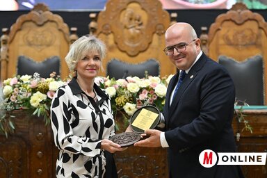 Az elismerés átvételének pillanatai a városi képviselő-testület díszülésén (Fotó: Molnár Edvárd felvétele)