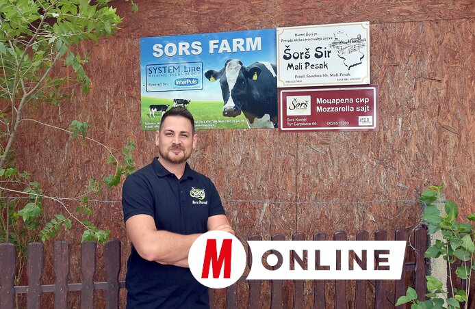 Sors Kornél a családi gazdaság előtt (Gergely Árpád felvétele)